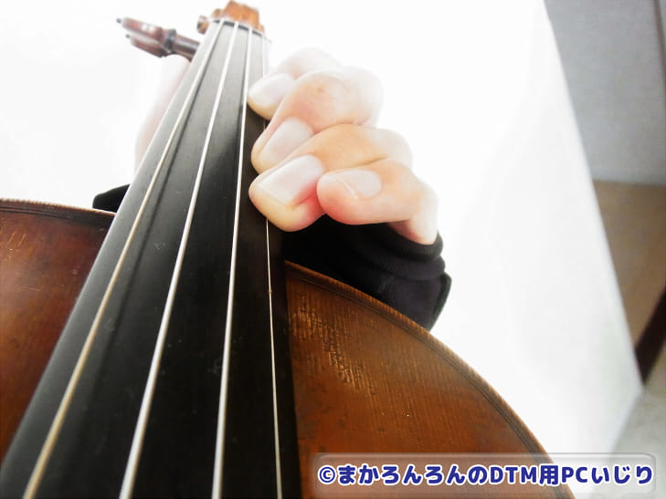 温熱手袋「すぐぬっく2」でバイオリンを弾く写真