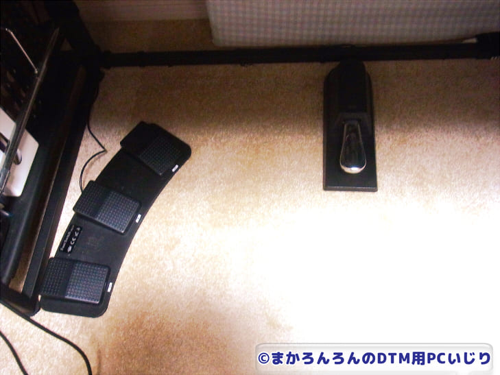 サスティンペダルと3連USBペダルの写真