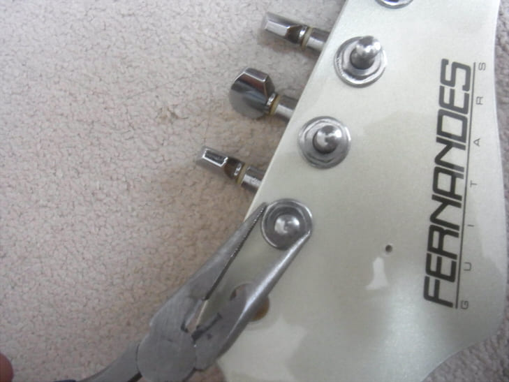 ペンチでペグを取り外す