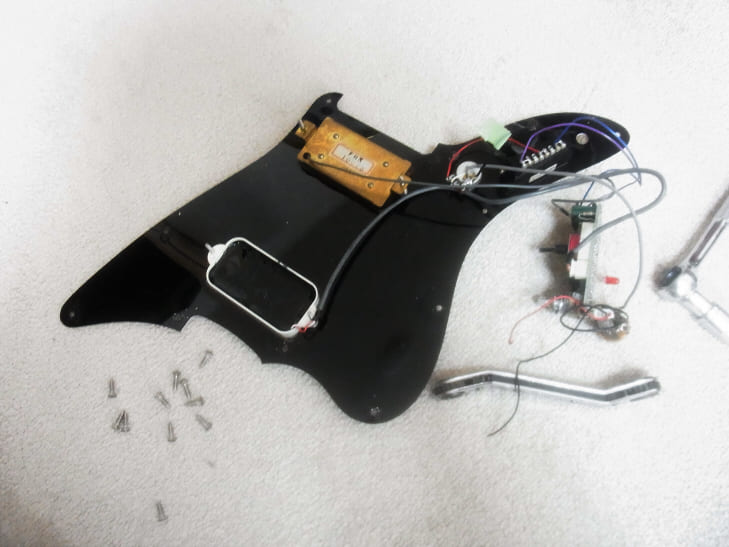 完全分解されたギターの本体