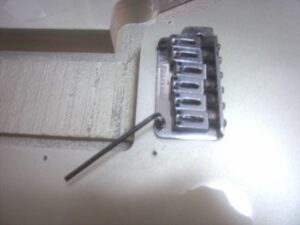 トレモロユニットを外す作業