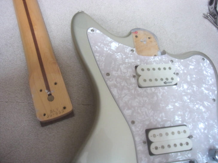 ネックと本体を取り外したギター