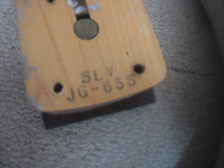 ギターのネックの付け根部分にモデル名とカラー