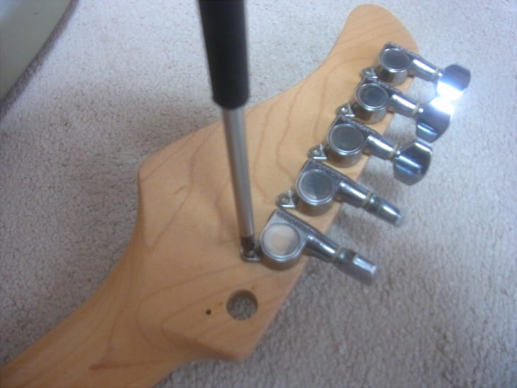 ドライバーでペグを取り外す