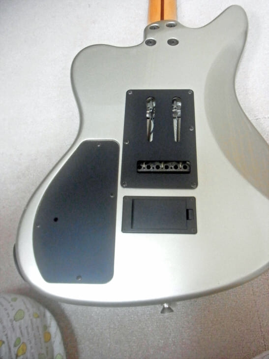 プロの塗装屋さんお願いする予定の塗装前のギター画像