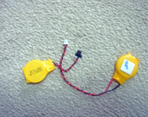 CMOS電池の新旧を比べて端子が違うことに気がつく