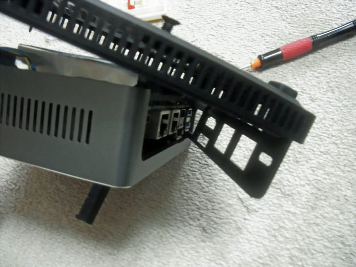 minisforum u820の背面四隅のネジをドライバーで外す