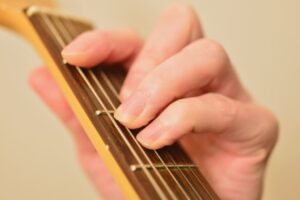 ギターの弦を抑える左手アップ